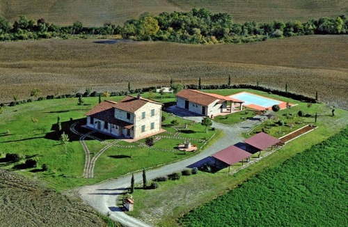 Castiglione d'Orcia Apartment | Apartment 'Azzurro La Valle Del Sole' with Mountain View and Wi-Fi