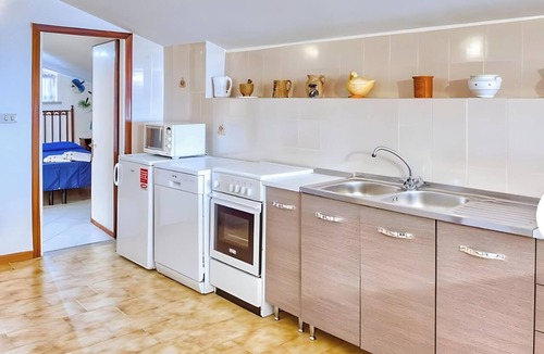 Poggi Apartment | Apartment 'Aurora' with Sea View, Shared Pool and Wi-Fi