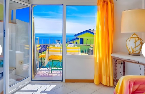 Poggi Apartment | Apartment 'Aurora' with Sea View, Shared Pool and Wi-Fi