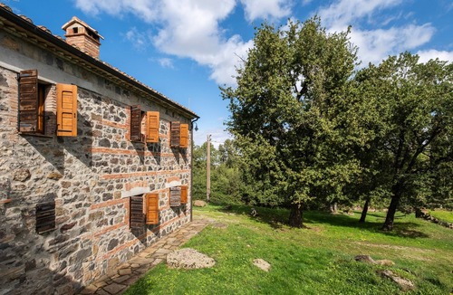 Radicofani Apartment | Apartment 'Bosco' with Shared Terrace & Garden, Wi-Fi