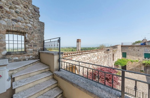 Pozzolengo Apartment | Apartment 'Casa Dolce Casa Al Castello' with Lake View, Wi-Fi and Air Conditioning