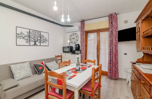 La Maddalena Apartment | Apartment 'Casa Murticciola' with Balcony, Wi-Fi and Air Conditioning