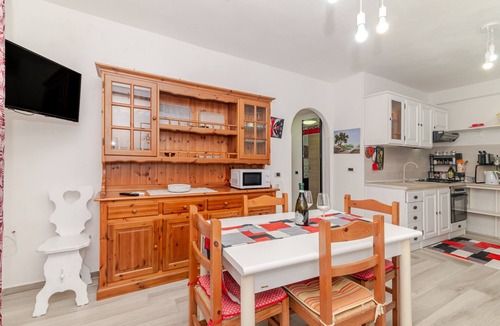 La Maddalena Apartment | Apartment 'Casa Murticciola' with Balcony, Wi-Fi and Air Conditioning