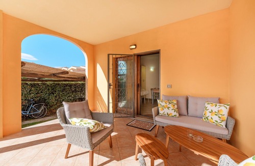Murta Maria Apartment | Apartment 'Casa Vacanze Lampone' with Shared Pool, Terrace and Air Conditioning