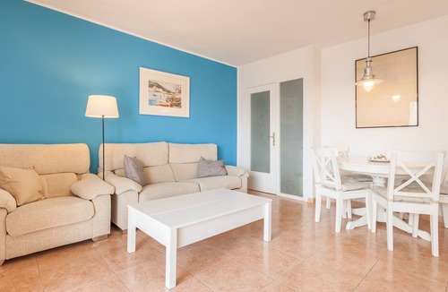Sant Pol De Mar Apartment | Apartment "Con Piscina y Playa" with Shared Pool & Wi-Fi