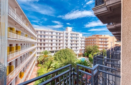 Lloret Town Center Apartment | Apartment 'Costacabana - Dali' with Shared Pool, Balcony and Wi-Fi