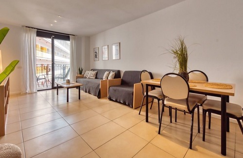 Lloret Town Center Apartment | Apartment 'Costacabana - Dali' with Shared Pool, Balcony and Wi-Fi