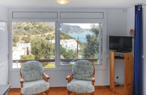 Salionc Apartment | Apartment 'Goleta' near the sea with balcony and Wi-Fi
