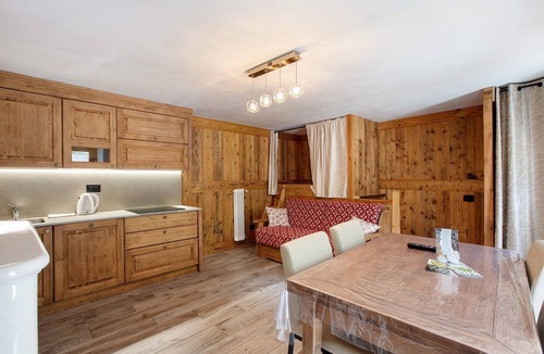 Valsavarenche Apartment | Apartment 'Les Cles - Achillea' with Mountain View and Balcony