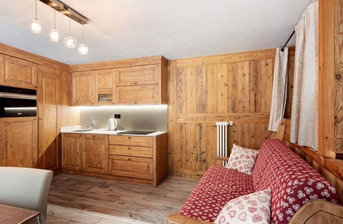 Valsavarenche Apartment | Apartment 'Les Cles - Achillea' with Mountain View and Balcony