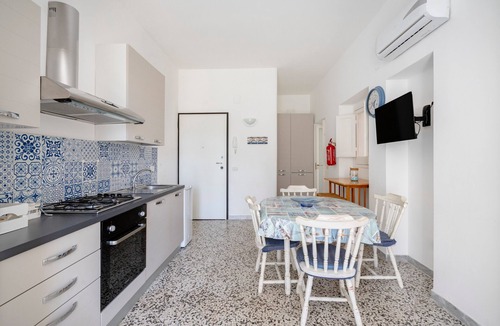 Torre Canne Apartment | Apartment 'Marittima' with Balcony, Wi-Fi and Air Conditioning