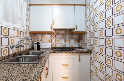 L'Estartit Apartment | Apartment 'Omega 7' with Shared Pool, Shared Garden and Air Conditioning