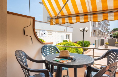 L'Estartit Apartment | Apartment 'Omega 7' with Shared Pool, Shared Garden and Air Conditioning