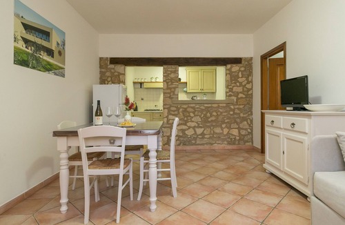 Cecina House | Apartment 'Podere Nuti - 4 Lauro' with Shared Pool, Garden and Wi-Fi