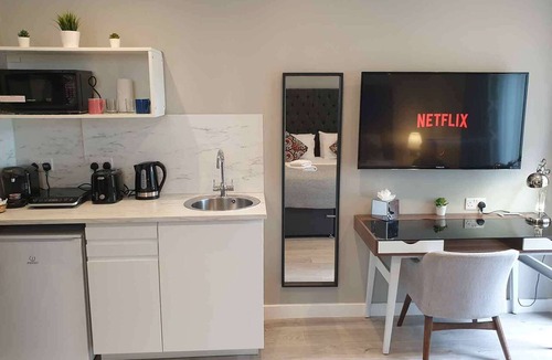 Childs Hill Apartment | Apartment-Private Bathroom-2 Bedroom