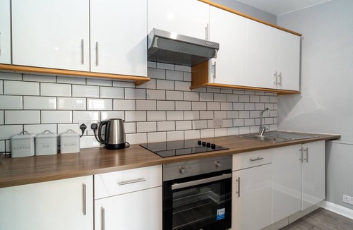 Childs Hill Apartment | Apartment-Private Bathroom-Garden view-3 bedroom