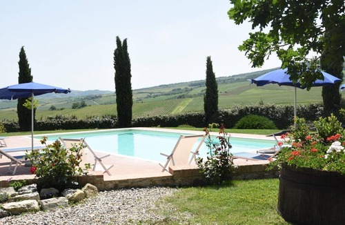 Castiglione d'Orcia Apartment | Apartment 'Rosso - La Valle Del Sole' with Mountain View and Wi-Fi