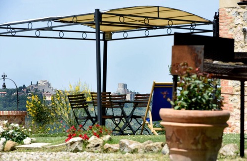 Castiglione d'Orcia Apartment | Apartment 'Rosso - La Valle Del Sole' with Mountain View and Wi-Fi
