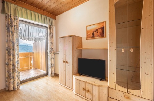 Tesimo Apartment | Apartment "Residenz Kronstein - FeWo 8" with Balcony, Shared Garden and Mountain View