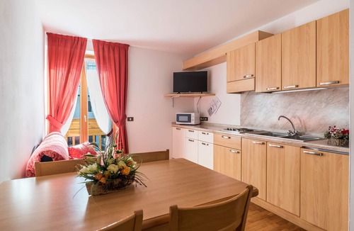 Carisolo Apartment | Apartment Residence Park Imperator Trilocale with Mountain View, Balcony, Garden & Wi-Fi