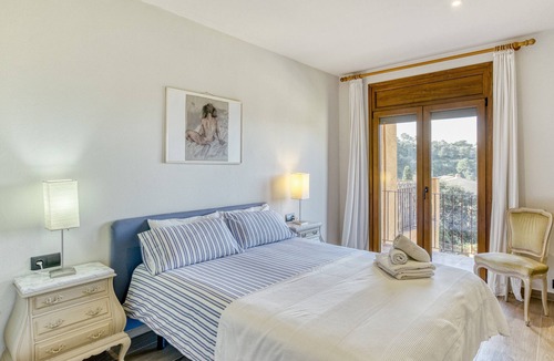 Begur Apartment | Apartment 'Residencial 2º 2ª' with Shared Terrace, Balcony and Wi-Fi