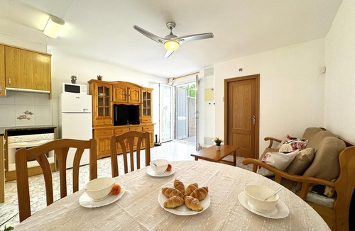 L'Escala Apartment | Apartment with community pool 5 minutes walk from the beach