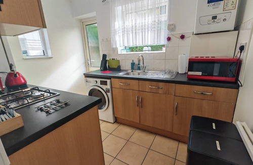 Borehamwood Apartment | Apartment With Private entrance, parking & Garden, few minutes to Town Centre