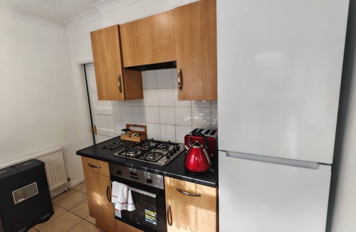Borehamwood Apartment | Apartment With Private entrance, parking & Garden, few minutes to Town Centre