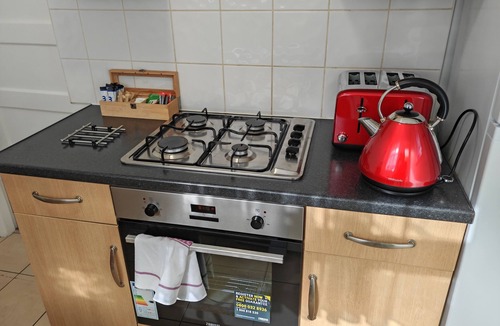Borehamwood Apartment | Apartment With Private entrance, parking & Garden, few minutes to Town Centre
