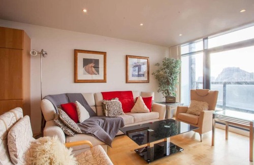 Finnieston Apartment | Apartment with river view next to hydro