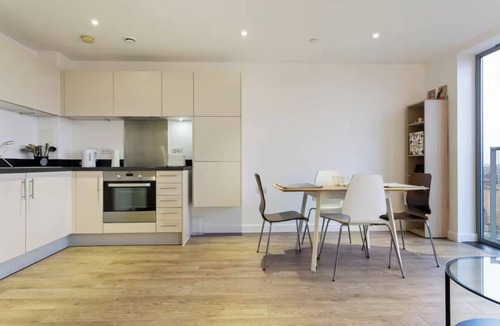 Lansbury Apartment | ApartmentSleeps3-Balcony-Near CanaryWharf-Gym