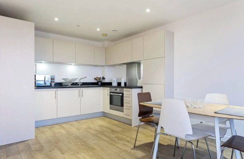 Lansbury Apartment | ApartmentSleeps3-Balcony-Near CanaryWharf-Gym