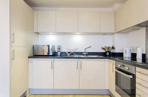 Lansbury Apartment | ApartmentSleeps3-Balcony-Near CanaryWharf-Gym