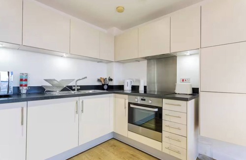 Lansbury Apartment | ApartmentSleeps3-Balcony-Near CanaryWharf-Gym