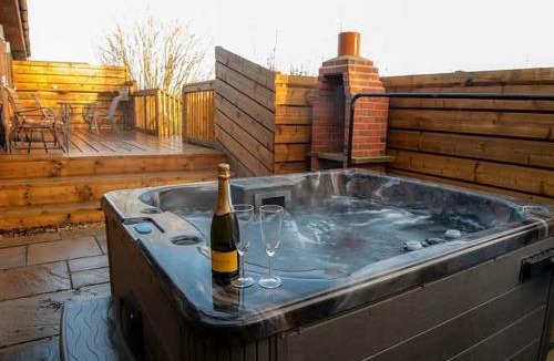 Storwood Villa | Argente Lodge - Still Rabbit - Hot Tub - Yorkshire