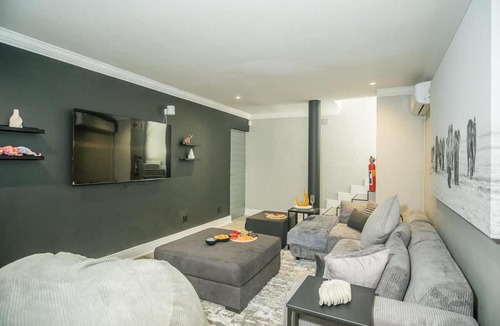Glasgow Westend House | Argyle Camps Bay - Pool 5 min walk to beach Hot tub