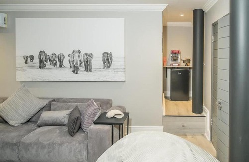 Glasgow Westend House | Argyle Camps Bay - Pool 5 min walk to beach Hot tub