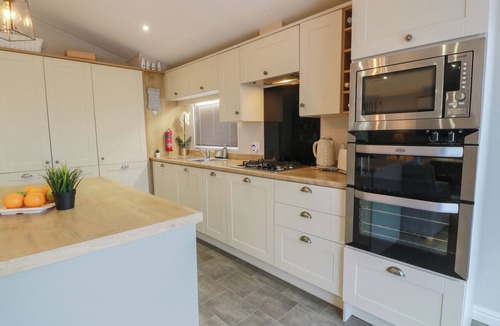 Wemyss Bay Cottage | ARGYLL VIEW LODGE, family friendly, with a garden in Wemyss Bay