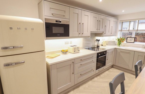 Beverley House | ARMSTRONG COTTAGE, family friendly, with a garden in Beverley