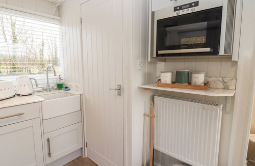 Blandford Saint Mary Cottage | ART STUDIO, pet friendly, with hot tub in Blandford Forum