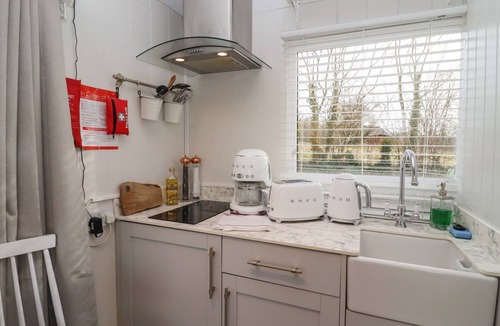 Blandford Saint Mary Cottage | ART STUDIO, pet friendly, with hot tub in Blandford Forum