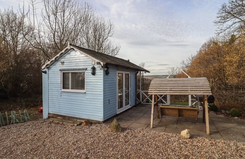 Blandford Saint Mary Cottage | ART STUDIO, pet friendly, with hot tub in Blandford Forum