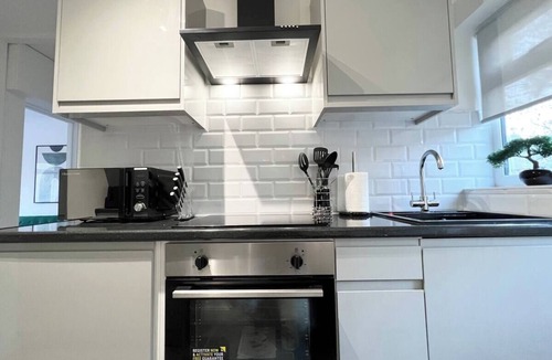 Enfield Highway Apartment | ArtLounge-2 bed garden Free parking