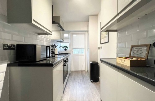 Enfield Highway Apartment | ArtLounge-2 bed garden Free parking