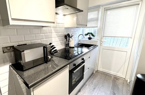 Enfield Highway Apartment | ArtLounge-2 bed garden Free parking
