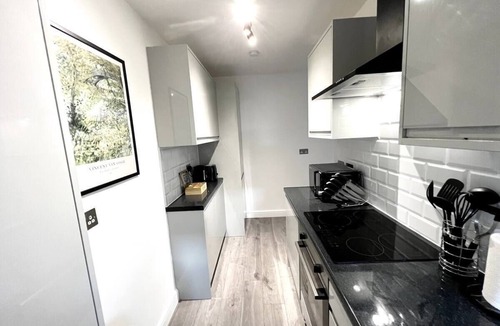 Enfield Highway Apartment | ArtLounge-2 bed garden Free parking