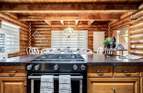 Kingsville Cottage | Awesome Cabin with Fire Pit and Hot-tub in Kingsville, Ontario