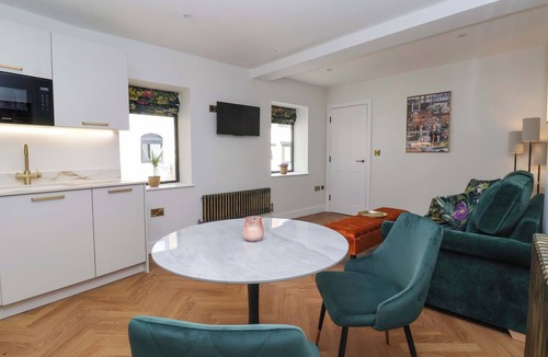 Beverley Cottage | BAKER'S COTTAGE, luxury holiday cottage, with a garden in Beverley