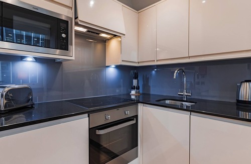 Bridge Apartment | Bank Serviced Apartments LovelyStay