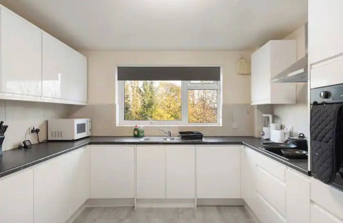 Oakleigh Apartment | Barnet Oasis near Sky Studios